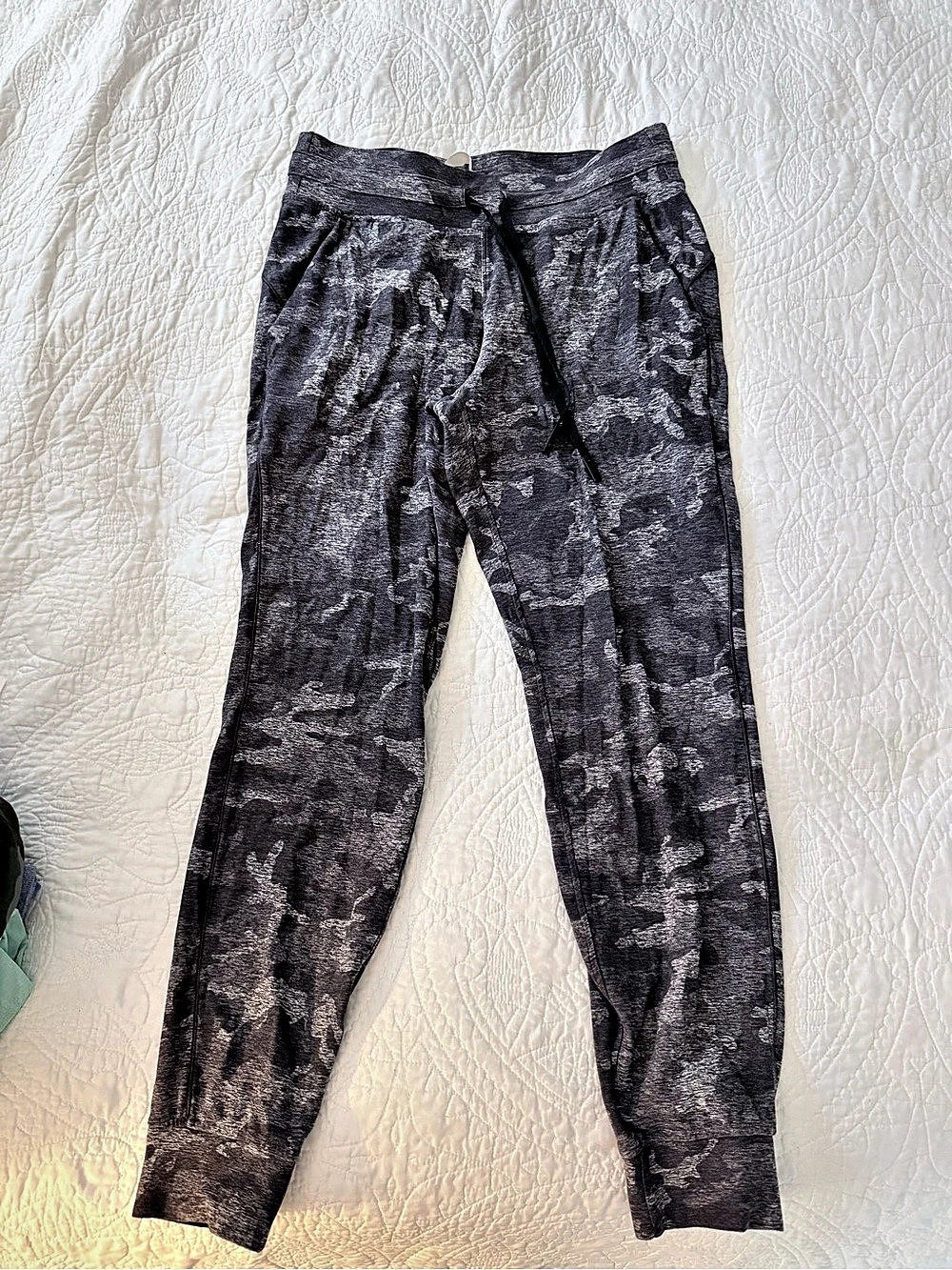 lululemon Camo Joggers in Gray & Black Size 8 Like New